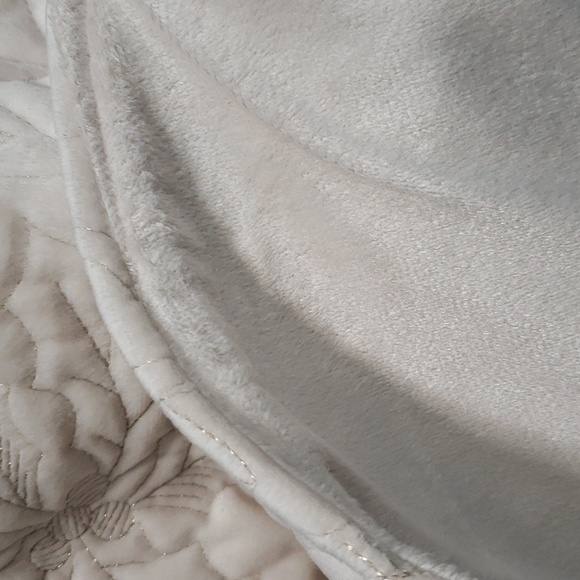 Tahari Home 52" Quilted Cream Tree Skirt with Metallic Gold Outlined Poinsettias - Picture 5 of 8